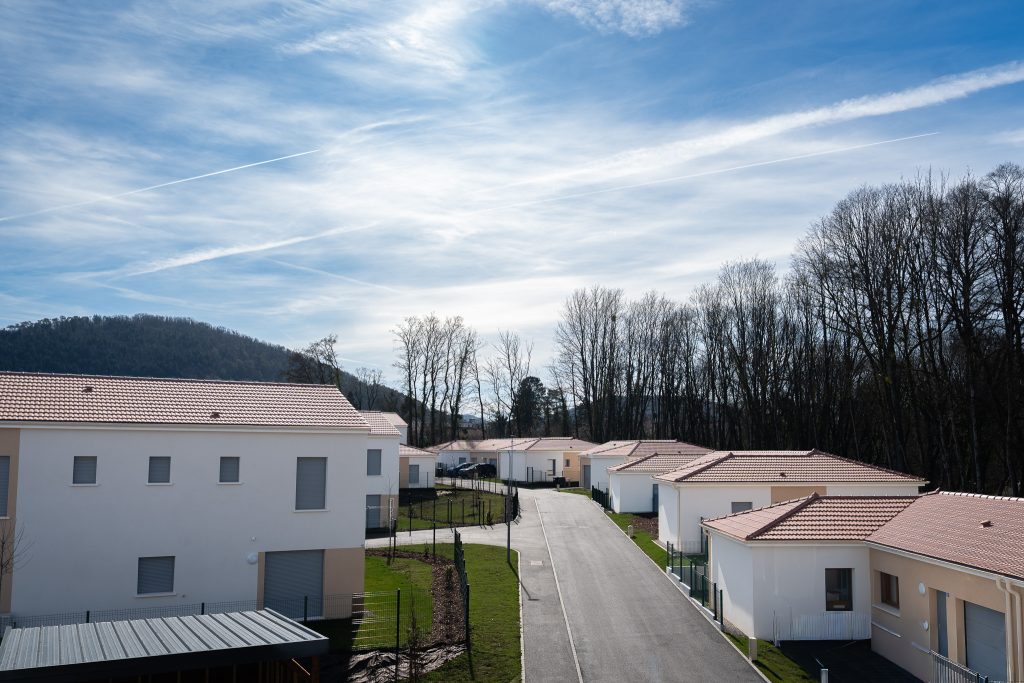 Ensemble immobilier à Besançon présentant des maisons individuelles et des logements collectifs.